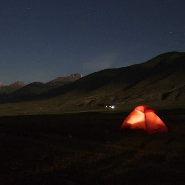 Motorradreisen Asien Bergtal Schotterstrecke Abfahrt